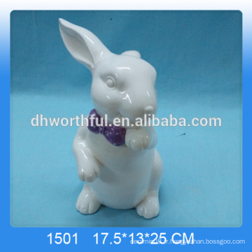 Beau lapin en céramique blanche pour décorer